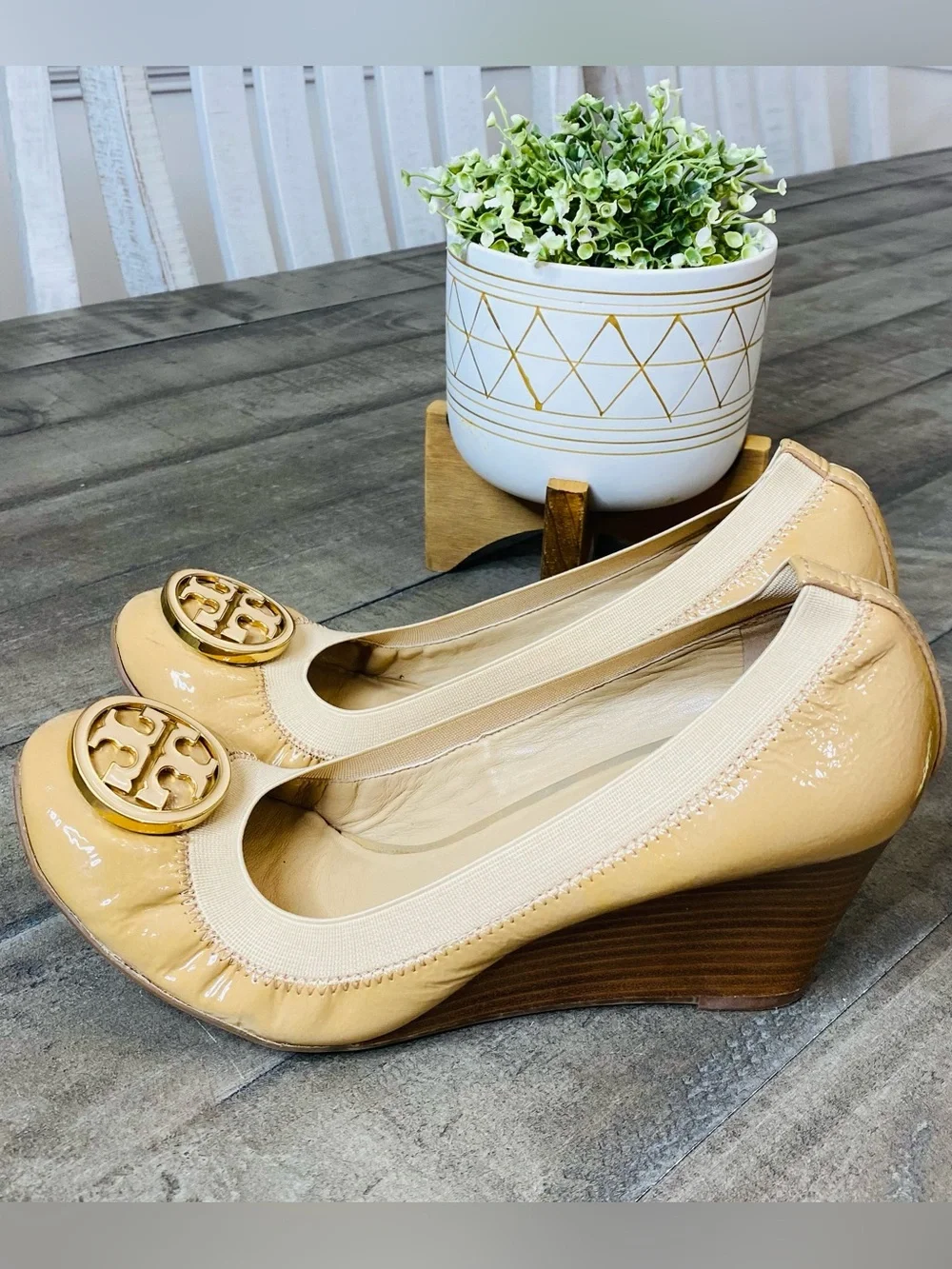 Tory Burch Caroline Patent Leather Wedge Pumps Tan Beige Gold Logo Sz 9